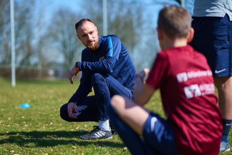 mijo-Trainer erklärt eine Übung