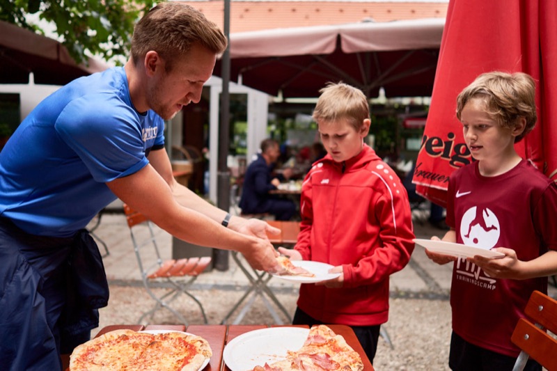 Max Lechner mit Spielern